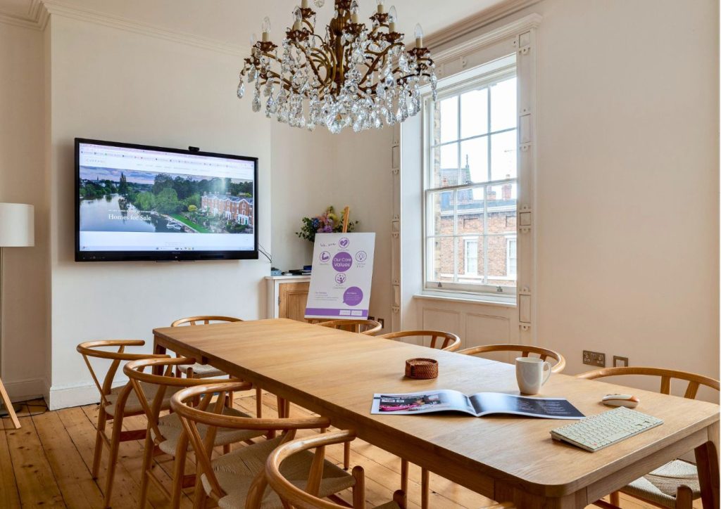 Currans Unique Chester Office Currans Unique office – 11 Grosvenor Street, Chester, CH1 2DD – a bespoke estate agency specialising in selling homes of distinction across Cheshire and the Wirral