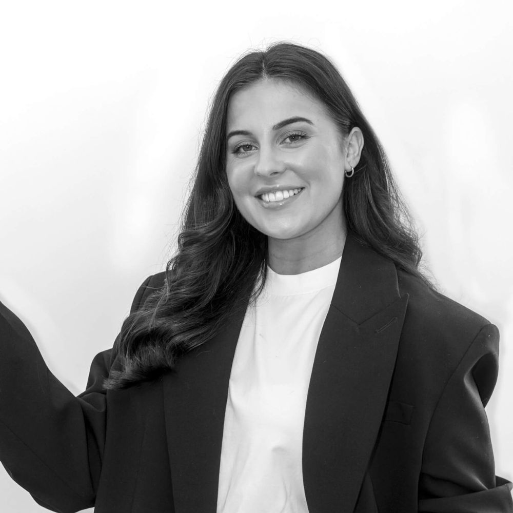 Ella Lewis – Headshot – Currans Unique – Chester + Heswall Ella Lewis estate agent at Currans Unique – an independant estate agency with offices in Chester and Heswall specialising in marketing high-value and unique homes