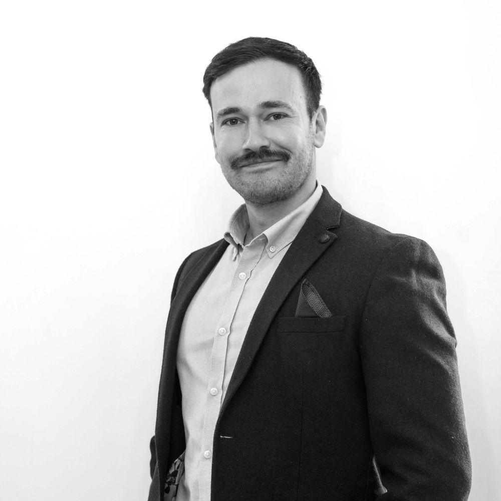 Matt Royle – Headshot – Currans Unique Chester + Heswall Matt Royle estate agent at Currans Unique – an independant estate agency with offices in Chester and Heswall specialising in marketing high-value and unique homes